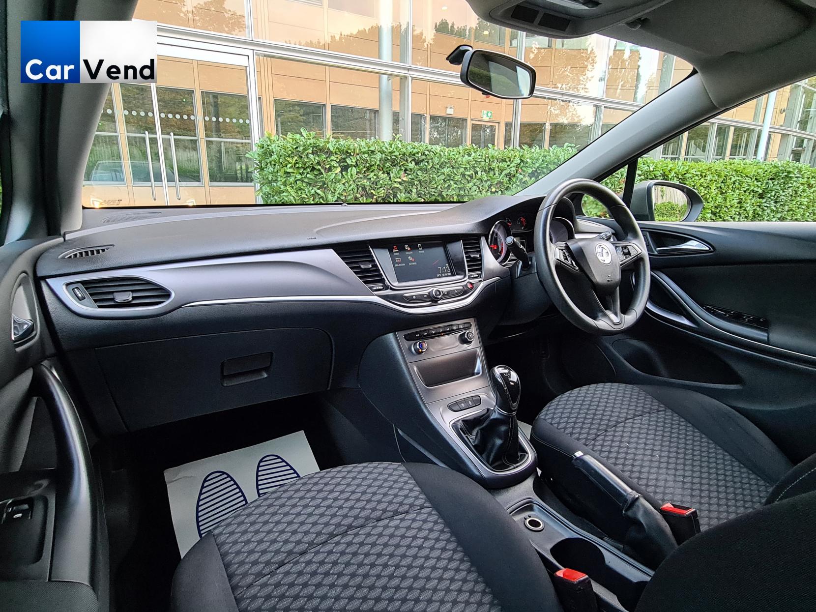 Vauxhall Astra 1.0i Turbo ecoFLEX Design Hatchback 5dr Petrol Manual Euro 6 (s/s) (105 ps)
