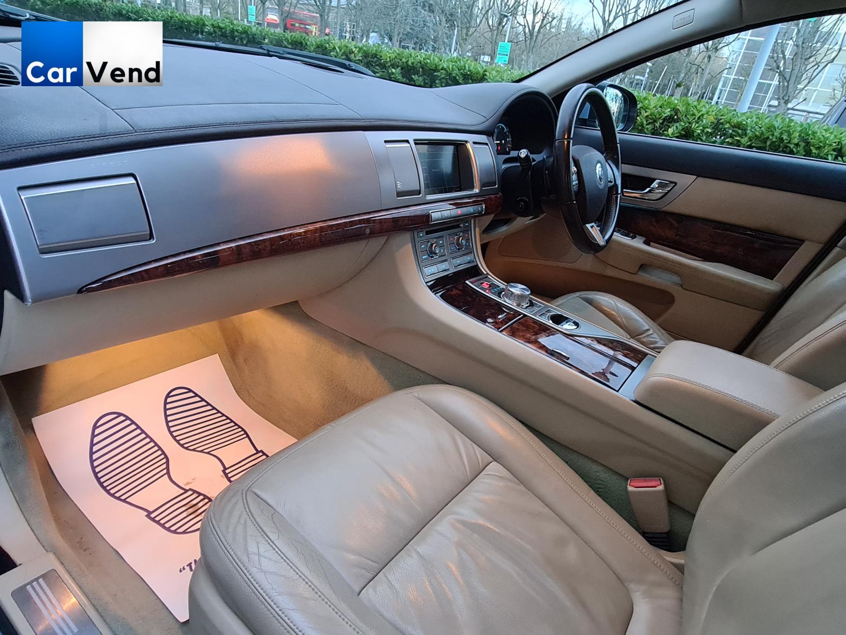 Jaguar XF 3.0d V6 Luxury Saloon 4dr Diesel Auto Euro 5 (240 ps)